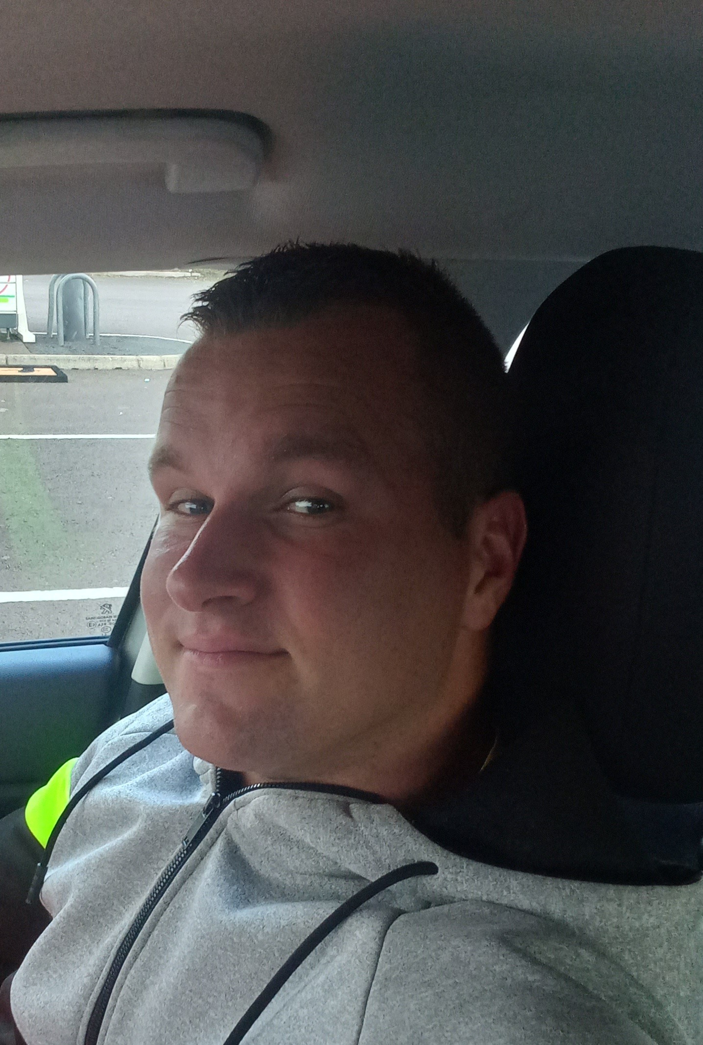 Profil de Larbi, 27 ans, Trav à Petit-Nobressart